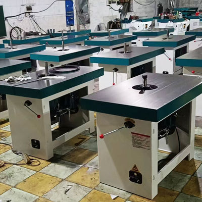 Maschine zur Holzbearbeitung mit maximaler Arbeitsstärke von 120 mm