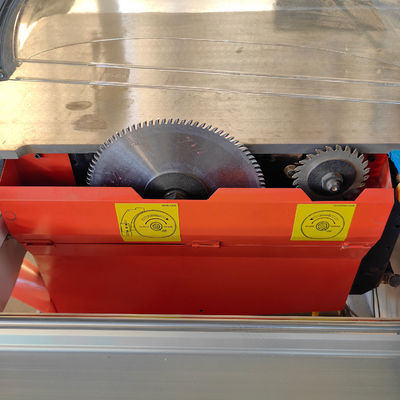 8000r/min Schnittgeschwindigkeit CNC-6132 Doppelblätter Schiebetischsäge für Bauarbeiten