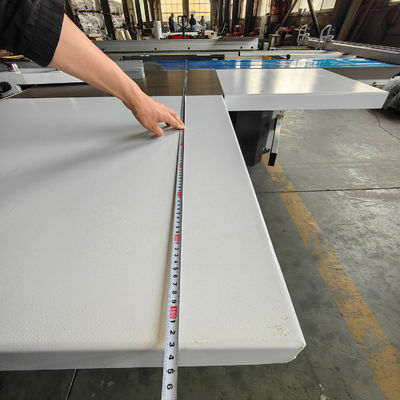 MJ3200 Elektronische Schiebetischsäge mit 5,5 kW Leistung und 780 kg Gewicht