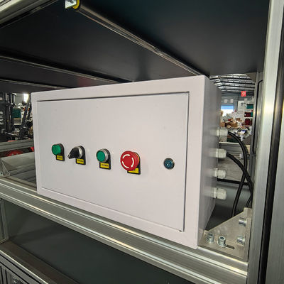 Konstruktion einer automatischen CNC-Routermaschine mit Förderplattform für das Füttern und Entladen