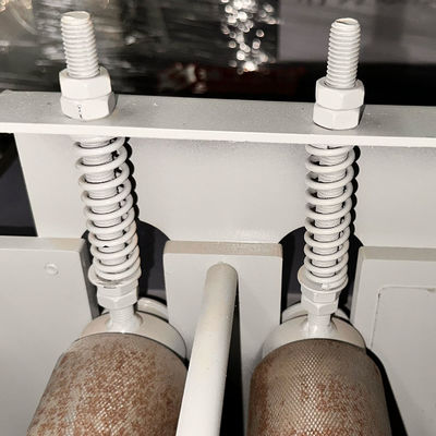 Schneidmaschine für Holzschnitte mit verstellbarer Schneidbreite und mehrfach zerrissener Säge