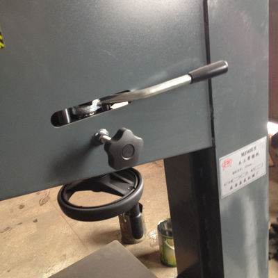 990*760*1800mm Holzbearbeitung Vertikalbandsäge für Maschinenreparaturwerkstätten MJ345E