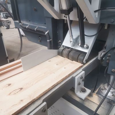 500 mm Horizontale Holzschneidbandsäge für Holzplatten 1900 KG Gewicht 21,12kw Leistung