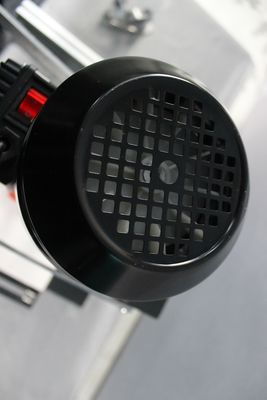 Tragbare Scharnierbohrmaschine zur Bohrtiefe 0-40 mm in der Tischlerwerkstatt