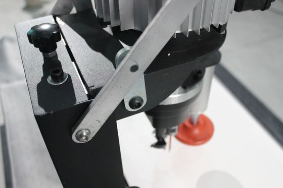 Tragbare Scharnierbohrmaschine zur Bohrtiefe 0-40 mm in der Tischlerwerkstatt