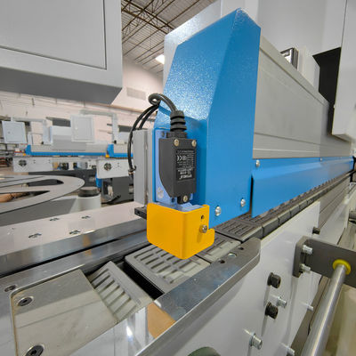 15 m/min Panel-Zufuhrgeschwindigkeit Automatische Hochgeschwindigkeits-Kantenbandmaschine für Schichtplatten