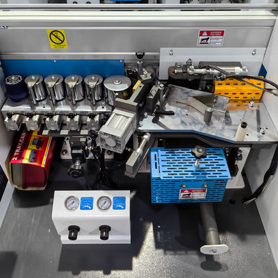 Randdicke 0,4-3 mm Hochgeschwindigkeits-automatische Randbandmaschine für Möbelherstellung