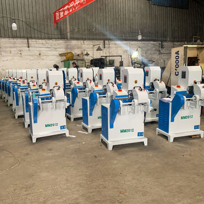 Polerieren der Holzstange mit MM2012 Single Belt Vertical Sander Broom Polishing Machine