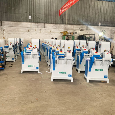 Polerieren der Holzstange mit MM2012 Single Belt Vertical Sander Broom Polishing Machine