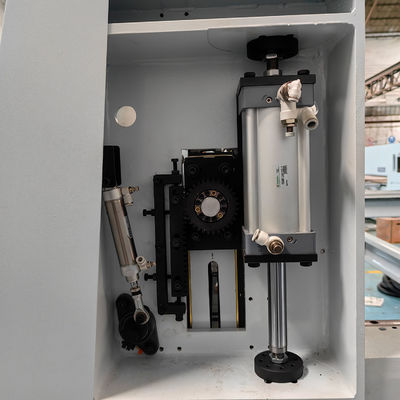 Spezialisierte Spannung Vollautomatische CNC-Computersäge für Schwergeschwindigkeits-Holzschneiden