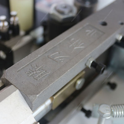 Automatische Klebebandmaschine für geschwungenes Veneer und Massivholzstreifen