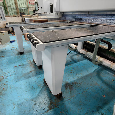 Automatische elektronische Holzbearbeitungsmaschine mit CNC-Säge zum Schneiden von Massivholzplatten