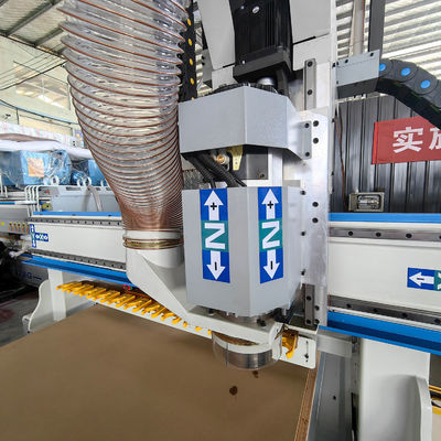 CNC-Routermaschine für Holzbearbeitung mit linearem automatischem Werkzeugwechsler und hoher Haltbarkeit