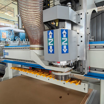 9KW Spindelleistung PK1325 ATC CNC-Router für das Gruben und Schneiden von Holz-Kreuzholzmöbeln