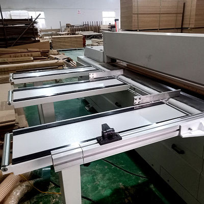 Holzbearbeitungsausrüstung Automatische Eisensäge CNC mit 5200mm*3900mm*1700mm Spezifikationen