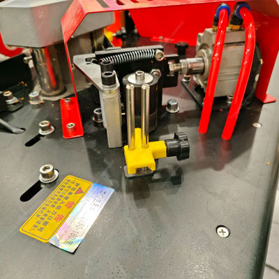 Einfache Bedienung 4kW Leistung Holzbearbeitung PVC Massivholz Möbel Rand Banding Maschine