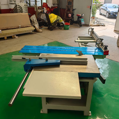 Anpassbares CNC-Arbeitszeug für die industrielle Holzbearbeitung Präzisionsholzschneidemaschine Schiebetisch