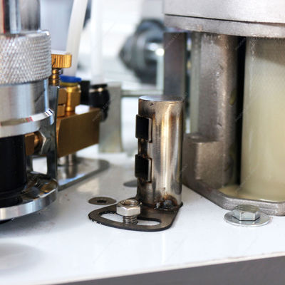 Erweiterte vollautomatische Randbandmaschine für unregelmäßig geformte Bretter und Bürotische