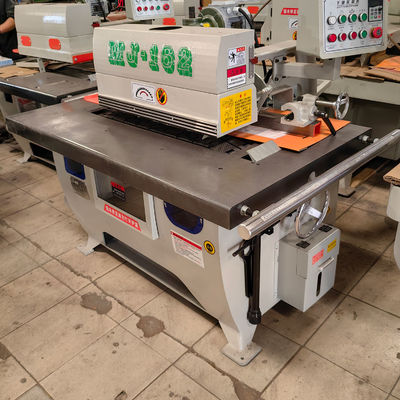 Gerade Linie-Rip-Säge zum Schneiden von Holz in automatischer Längsschleifer-Rundsäge