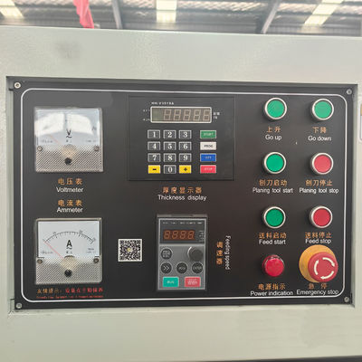 Präzisionsplanung mit 1000 mm Industrieholzdickenplaner und Helical Cutter