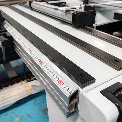 Präzisionssäge für das Präzisionsschneiden von Acrylblechen und Bodenplatten