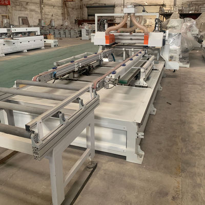 Maschine für die automatische Holzbearbeitung mit CNC-Schnittsäge für das Schneiden von Holzplatten