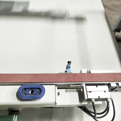 Maschine für die automatische Holzbearbeitung mit CNC-Schnittsäge für das Schneiden von Holzplatten