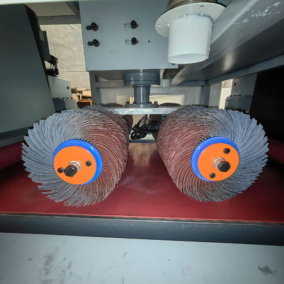Automatische Maschine zur Abrundung von Kanten und zur Entfernung von Oxiden