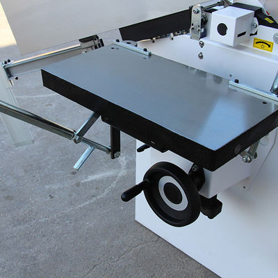 Holzbearbeitungsmaschine mit 95 mm Trasversalzug und maximal 4 mm Schneidtiefe