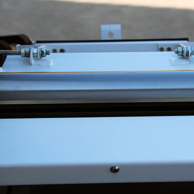 Holzbearbeitungsmaschine mit 95 mm Trasversalzug und maximal 4 mm Schneidtiefe