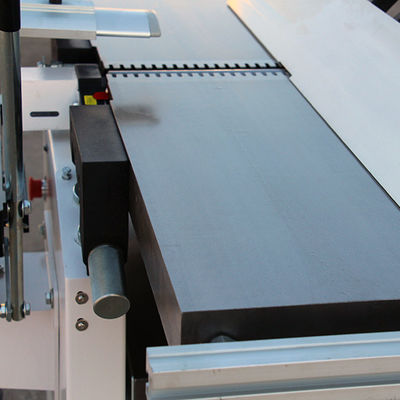 Holzbearbeitungsmaschine mit 95 mm Trasversalzug und maximal 4 mm Schneidtiefe