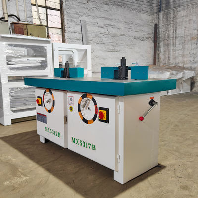 Holzspindelmühle mit Doppelwelle mit Schneidhöhe von 0-120 mm und Spindeldia 35 mm