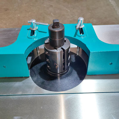 Einsachsige Holzformmaschine mit automatischem Schiebetisch und maximaler Arbeitsbreite von 800 mm