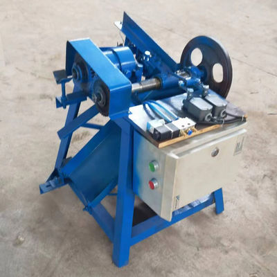 Maschine zum Schrauben von Holzstangen mit spezialisierter Mini-Schraubenfunktion mit Holzbüschelstangen