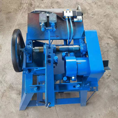 Maschine zum Schrauben von Holzstangen mit spezialisierter Mini-Schraubenfunktion mit Holzbüschelstangen