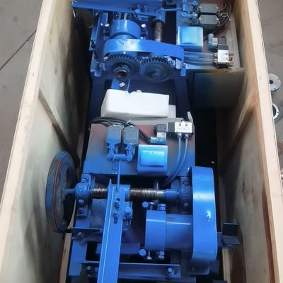 Maschine zum Schrauben von Holzstangen mit spezialisierter Mini-Schraubenfunktion mit Holzbüschelstangen