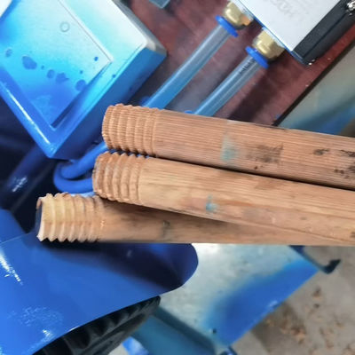 Werkzeug zur Verarbeitung von Holzstangen für die Produktion von Besenstäben in Baustoffgeschäften