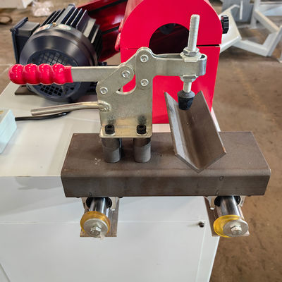 Maschine zur Herstellung von Holzstangen für die Verarbeitung von Rundkopf