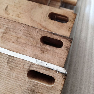 Holzbearbeitungsmaschine mit verstellbarer Schwinggeschwindigkeit für horizontale Doppelspann- und Rillenkante
