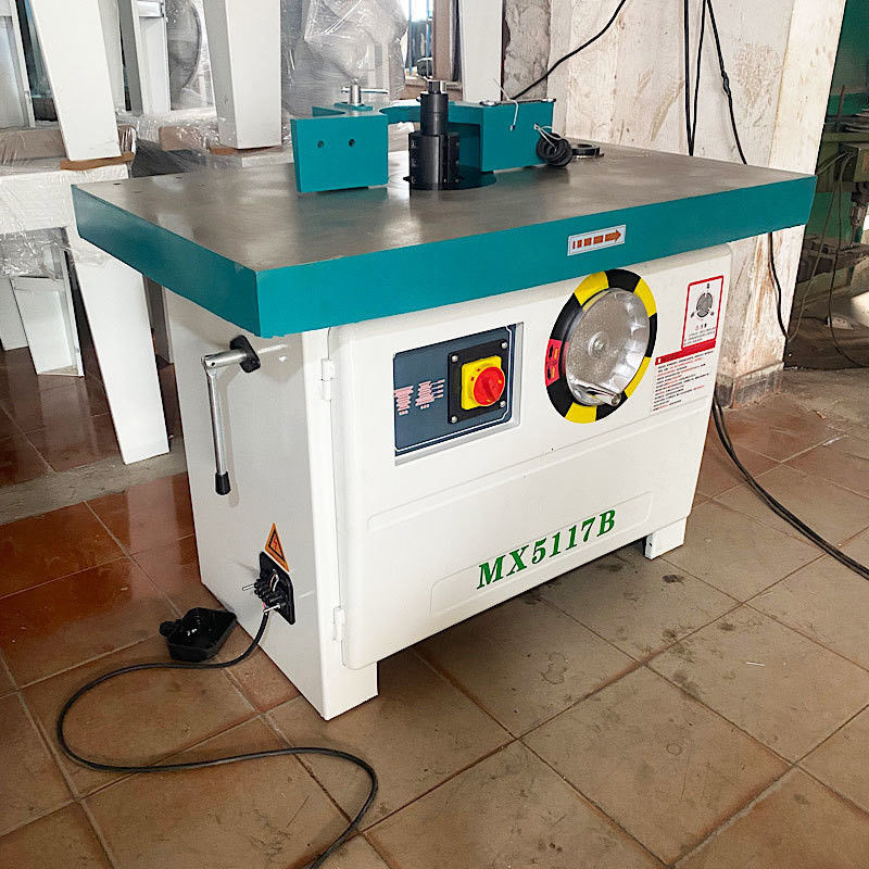 Maschine zur Holzbearbeitung mit maximaler Arbeitsstärke von 120 mm