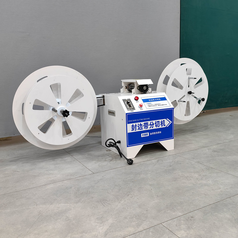 Schnittmaschine für die Lamination von weißen Möbeln