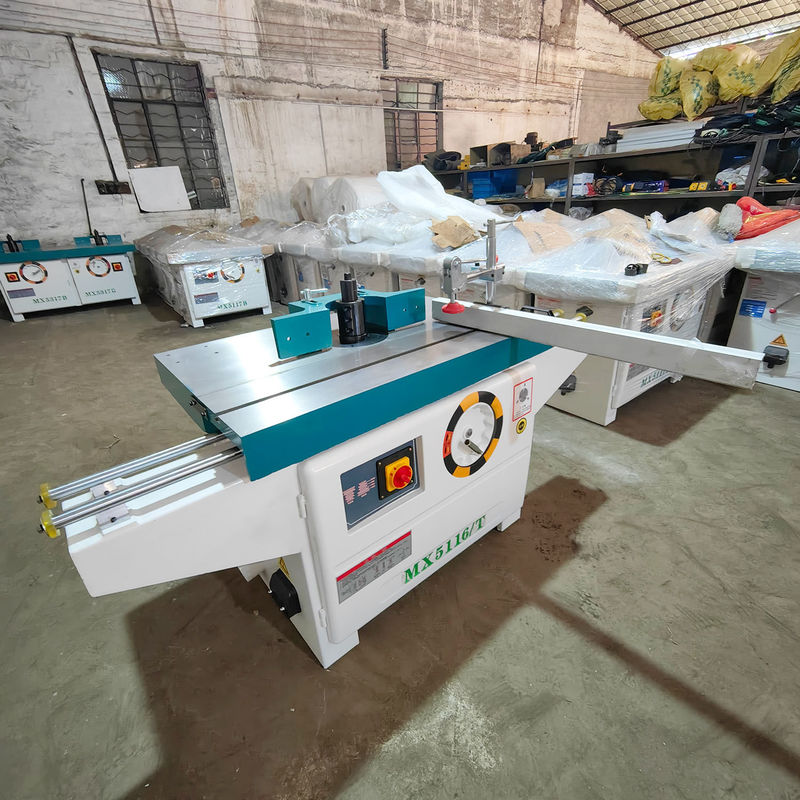 Einsachsige Holzformmaschine mit automatischem Schiebetisch und maximaler Arbeitsbreite von 800 mm